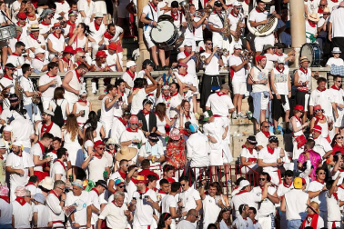 Público asistente a la Plaza de Toros de Pamplona durante la cuarta corrida de la Feria del Toro 2018.