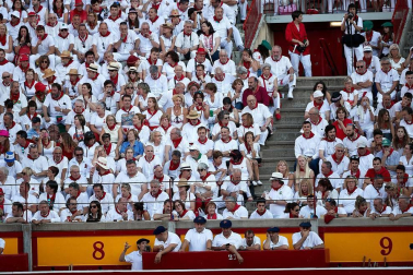Público asistente a la Plaza de Toros de Pamplona durante la cuarta corrida de la Feria del Toro 2018.