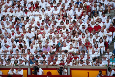 Público asistente a la Plaza de Toros de Pamplona durante la cuarta corrida de la Feria del Toro 2018.