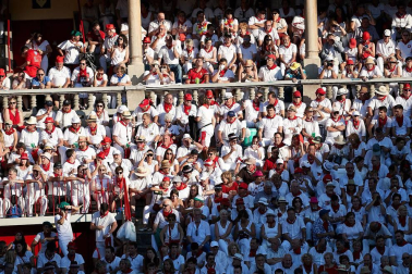 Público asistente a la Plaza de Toros de Pamplona durante la cuarta corrida de la Feria del Toro 2018.