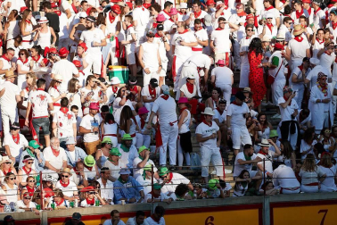 Público asistente a la Plaza de Toros de Pamplona durante la cuarta corrida de la Feria del Toro 2018.
