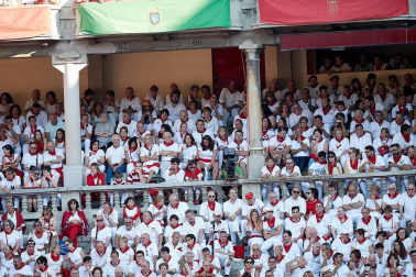 Público asistente a la Plaza de Toros de Pamplona durante la cuarta corrida de la Feria del Toro 2018.