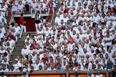 Público asistente a la Plaza de Toros de Pamplona durante la cuarta corrida de la Feria del Toro 2018.
