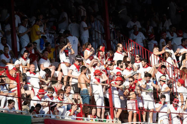 Público asistente a la Plaza de Toros de Pamplona durante la cuarta corrida de la Feria del Toro 2018.