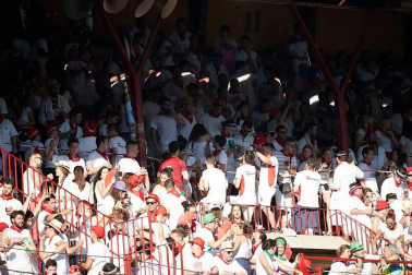 Público asistente a la Plaza de Toros de Pamplona durante la cuarta corrida de la Feria del Toro 2018.
