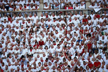 Público asistente a la Plaza de Toros de Pamplona durante la cuarta corrida de la Feria del Toro 2018.