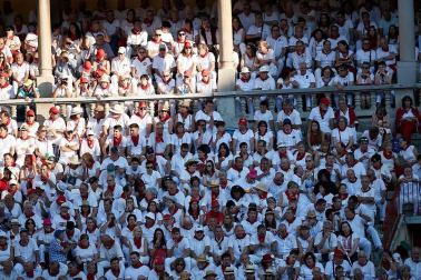 Público asistente a la Plaza de Toros de Pamplona durante la cuarta corrida de la Feria del Toro 2018.