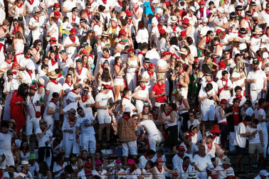 Público asistente a la Plaza de Toros de Pamplona durante la cuarta corrida de la Feria del Toro 2018.