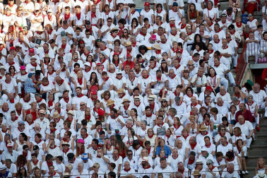 Público asistente a la Plaza de Toros de Pamplona durante la cuarta corrida de la Feria del Toro 2018.