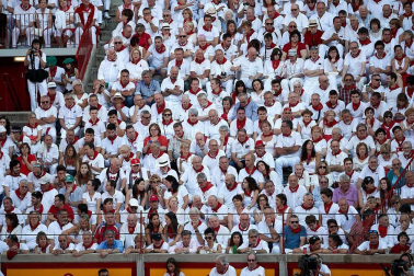 Público asistente a la Plaza de Toros de Pamplona durante la cuarta corrida de la Feria del Toro 2018.
