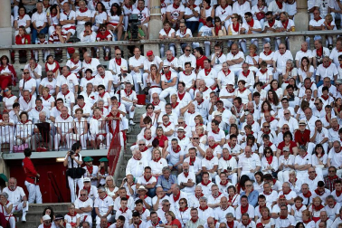 Público asistente a la Plaza de Toros de Pamplona durante la cuarta corrida de la Feria del Toro 2018.