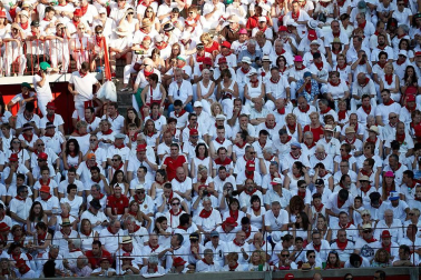 Público asistente a la Plaza de Toros de Pamplona durante la cuarta corrida de la Feria del Toro 2018.