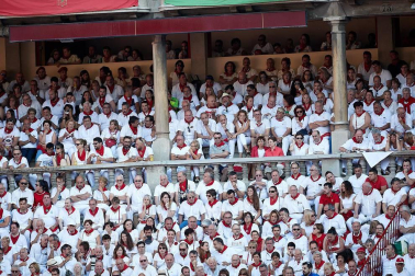 Público asistente a la Plaza de Toros de Pamplona durante la cuarta corrida de la Feria del Toro 2018.