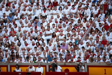 Público asistente a la Plaza de Toros de Pamplona durante la cuarta corrida de la Feria del Toro 2018.