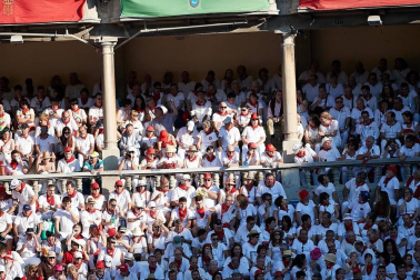 Público asistente a la Plaza de Toros de Pamplona durante la cuarta corrida de la Feria del Toro 2018.