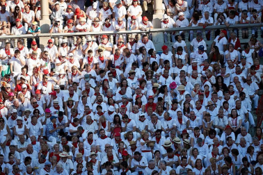 Público asistente a la Plaza de Toros de Pamplona durante la cuarta corrida de la Feria del Toro 2018.