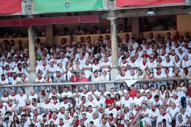 Público asistente a la Plaza de Toros de Pamplona durante la cuarta corrida de la Feria del Toro 2018.