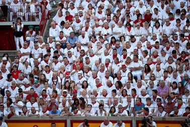 Público asistente a la Plaza de Toros de Pamplona durante la cuarta corrida de la Feria del Toro 2018.