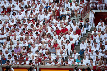 Público asistente a la Plaza de Toros de Pamplona durante la cuarta corrida de la Feria del Toro 2018.