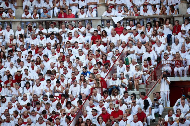 Público asistente a la Plaza de Toros de Pamplona durante la cuarta corrida de la Feria del Toro 2018.