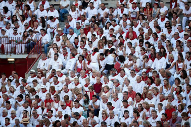 Público asistente a la Plaza de Toros de Pamplona durante la cuarta corrida de la Feria del Toro 2018.
