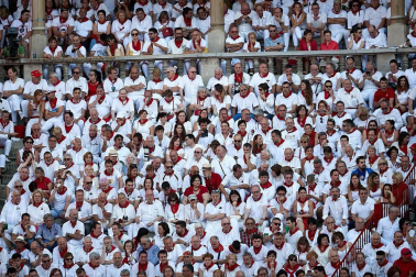 Público asistente a la Plaza de Toros de Pamplona durante la cuarta corrida de la Feria del Toro 2018.