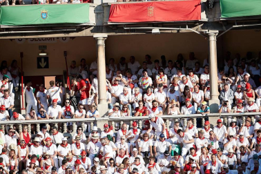 Público asistente a la Plaza de Toros de Pamplona durante la cuarta corrida de la Feria del Toro 2018.