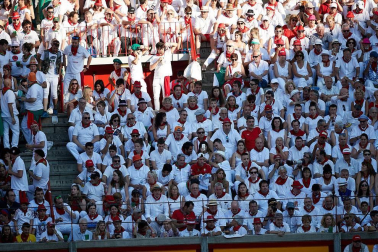 Público asistente a la Plaza de Toros de Pamplona durante la cuarta corrida de la Feria del Toro 2018.