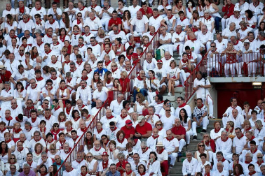 Público asistente a la Plaza de Toros de Pamplona durante la cuarta corrida de la Feria del Toro 2018.