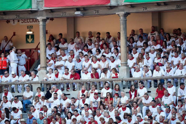 Público asistente a la Plaza de Toros de Pamplona durante la cuarta corrida de la Feria del Toro 2018.