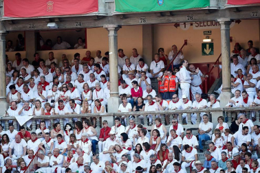 Público asistente a la Plaza de Toros de Pamplona durante la cuarta corrida de la Feria del Toro 2018.