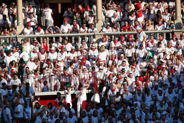 Público asistente a la Plaza de Toros de Pamplona durante la cuarta corrida de la Feria del Toro 2018.