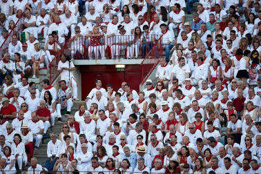 Público asistente a la Plaza de Toros de Pamplona durante la cuarta corrida de la Feria del Toro 2018.
