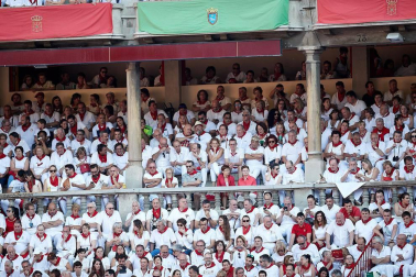 Público asistente a la Plaza de Toros de Pamplona durante la cuarta corrida de la Feria del Toro 2018.
