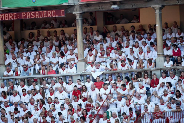 Público asistente a la Plaza de Toros de Pamplona durante la cuarta corrida de la Feria del Toro 2018.