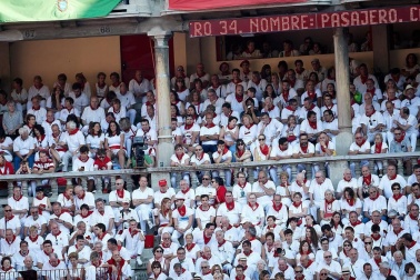 Público asistente a la Plaza de Toros de Pamplona durante la cuarta corrida de la Feria del Toro 2018.