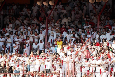 Público asistente a la Plaza de Toros de Pamplona durante la cuarta corrida de la Feria del Toro 2018.
