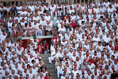 Público asistente a la Plaza de Toros de Pamplona durante la cuarta corrida de la Feria del Toro 2018.