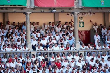 Público asistente a la Plaza de Toros de Pamplona durante la cuarta corrida de la Feria del Toro 2018.