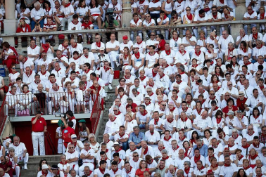 Público asistente a la Plaza de Toros de Pamplona durante la cuarta corrida de la Feria del Toro 2018.