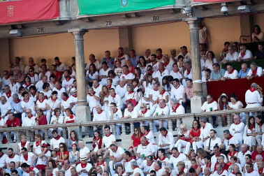 Público asistente a la Plaza de Toros de Pamplona durante la cuarta corrida de la Feria del Toro 2018.