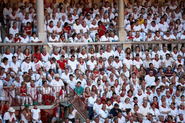 Público asistente a la Plaza de Toros de Pamplona durante la cuarta corrida de la Feria del Toro 2018.
