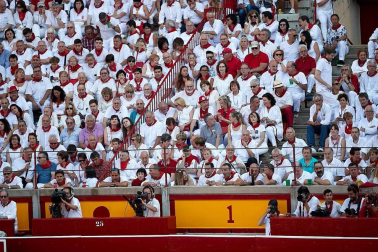 Público asistente a la Plaza de Toros de Pamplona durante la cuarta corrida de la Feria del Toro 2018.