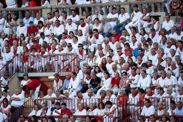 Público asistente a la Plaza de Toros de Pamplona durante la cuarta corrida de la Feria del Toro 2018.