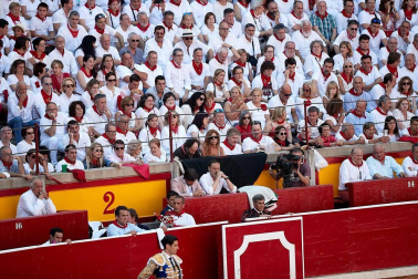 Público asistente a la Plaza de Toros de Pamplona durante la cuarta corrida de la Feria del Toro 2018.