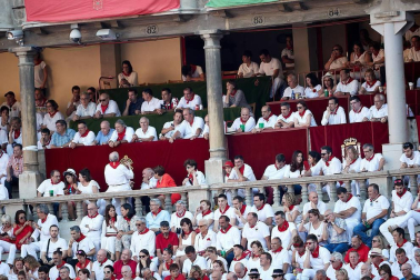 Público asistente a la Plaza de Toros de Pamplona durante la cuarta corrida de la Feria del Toro 2018.