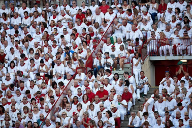 Público asistente a la Plaza de Toros de Pamplona durante la cuarta corrida de la Feria del Toro 2018.