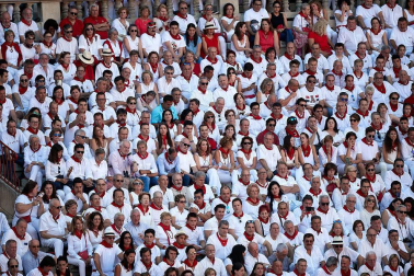 Público asistente a la Plaza de Toros de Pamplona durante la cuarta corrida de la Feria del Toro 2018.
