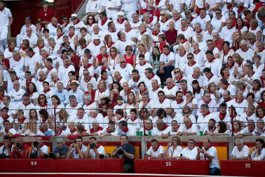 Público asistente a la Plaza de Toros de Pamplona durante la cuarta corrida de la Feria del Toro 2018.
