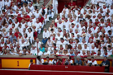Público asistente a la Plaza de Toros de Pamplona durante la cuarta corrida de la Feria del Toro 2018.